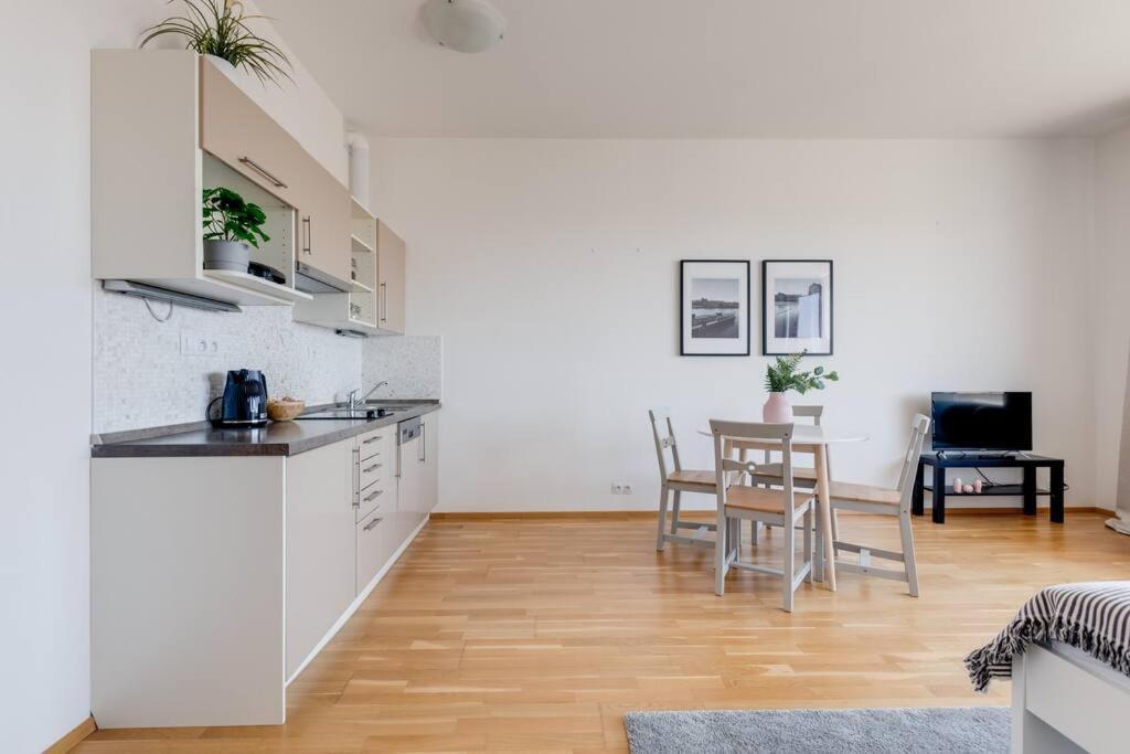 Jt'S Apartments Korunni Str. Prague Exterior photo